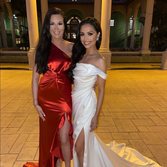 Spicy one shoulder gown 🌶 - Picture 3 of 3